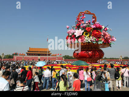 Peking, China. 3. Oktober 2015. Touristen besuchen das Tiananmen Square in Peking, Hauptstadt von China, 3. Oktober 2015. Ticket-Einnahmen an wichtigen Sehenswürdigkeiten auf 1,59 Milliarden Yuan in den sieben Tagen stand, sagte der China National Tourism Administration (CNTA), die Daten von 125 Sehenswürdigkeiten im Land gesammelt. Diese touristischen Attraktionen empfangen 29,62 Millionen Besucher. © Liu Huaiyu/Xinhua/Alamy Live-Nachrichten Stockfoto