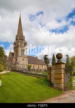 Cotswold Kirche im Dorf zündeten, Gloucestershire, England. Stockfoto