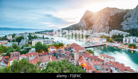 Alte Küsten Stadt Omis in Kroatien bei Nacht Stockfoto
