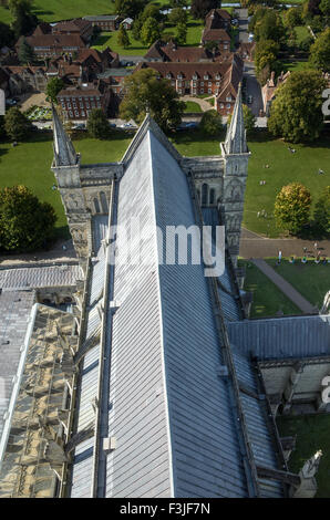 Dach der Kathedrale von Salisbury, mittelalterliche dreizehnten Jahrhundert gotische christlichen Ort der Anbetung im Süden Englands gebaut. Stockfoto