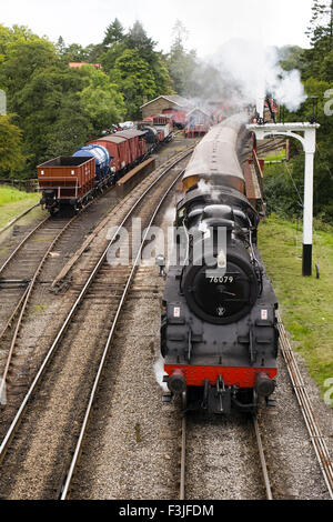 Ein 1957 Dampfzug, "The Pocket Rocket" herausziehen Goathland Station North York Moors, Yorkshire, England, UK Stockfoto