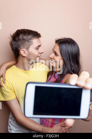 Junge Brautpaar nehmen Selfie mit Handy Stockfoto
