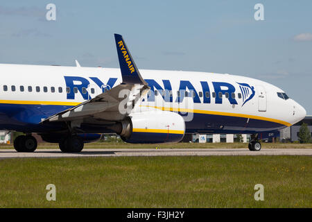 Eine Ryanair Boeing 737 bereitet die Piste 14 am Flughafen Leeds-Bradford abzuweichen. Stockfoto