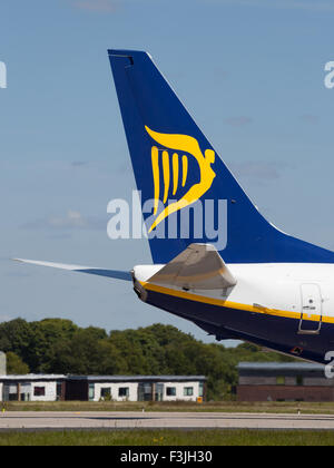 Eine Ryanair Boeing 737 bereitet die Piste 14 am Flughafen Leeds-Bradford abzuweichen. Stockfoto