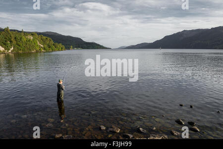 Männliche Angler Angeln am Ufer des Loch Ness in den schottischen Highlands in der Nähe von Fort Augustus. Stockfoto