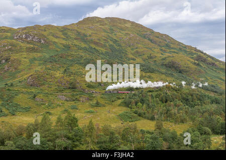 Harry Potter Dampfzug auf dem Glenfinnan-Viadukt in Schottland. Stockfoto