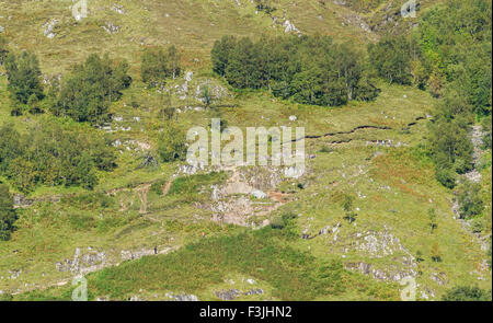 Wanderer an den Felshängen des Ben Nevis ist der höchste Berg in Großbritannien und den britischen Inseln Stockfoto