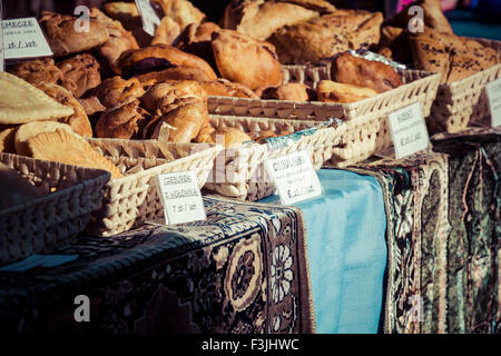 Traditionelle Kuchen auf dem Straßenmarkt in Polen. Stockfoto