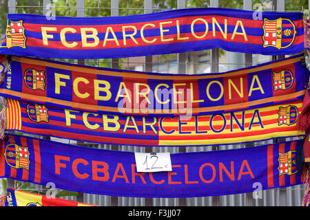 Barcelona Football Club Schals zum Verkauf auf der Seite einer Straße in Barcelona Stockfoto