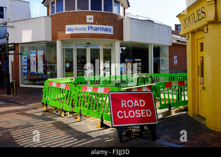 Straße gesperrt Schild Geschäfte Hautpstraße Cowes, Isle Of Wight UK Stockfoto