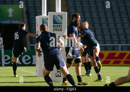 Newcastle Upon Tyne, UK, 8. Oktober 2015, Schottland Kapitän laufen vor ihrem Spiel gegen Samoa in der Rugby-Weltmeisterschaft 2015, Credit: Colin Edwards/Alamy Live News Stockfoto