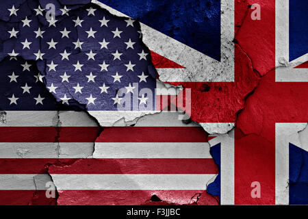 Flaggen der Vereinigten Staaten von Amerika und Großbritannien auf rissige Wand gemalt Stockfoto