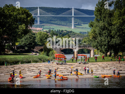 Kanuten auf dem Fluss Tarn mit der Millau-Viadukt Millau, Averyron, Frankreich. Die höchste Brücke der Welt. Stockfoto