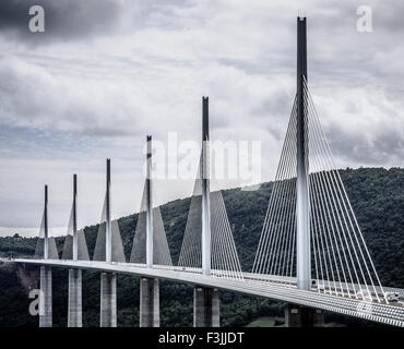 Sechs Türme und die Fahrbahn, der das Viadukt von Millau in Millau, Averyron, Frankreich. Die höchste Brücke der Welt. Stockfoto