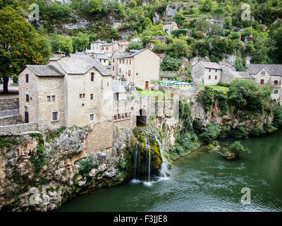 Saint-Chély-du-Tarn in den Gorges du Tarn. Ein Dorf in der Gemeinde Sainte-Enimie, des Départements Lozère in Frankreich. Stockfoto