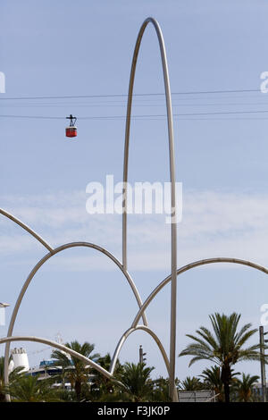 Seilbahn über die Onades (Wellen) Skulptur von Andreu Alfaro. Barcelona Stockfoto