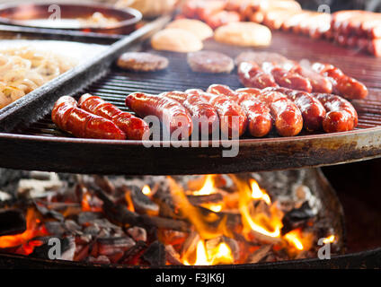 Würstchen über dem Feuer kochen. Dandenong Markt, Dandenong, Victoria, Australien Stockfoto