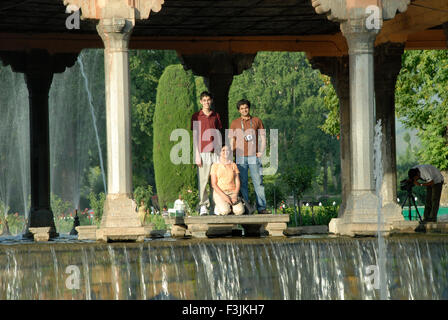 Familie genießen Shalimar-Gärten von Srinagar; & Bihar; Indien Stockfoto