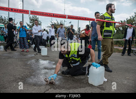 Jerusalem. 8. Oktober 2015. Israelische Retter bereinigen die Blutflecken auf der Bühne einen Messer-Angriff an einer s-Bahnstation in Jerusalem, am 8. Oktober 2015. Ein Palästinenser erstochen und schwer verwundet ultra-orthodoxen jüdischen Schüler Donnerstag in Jerusalem, sagte eine Polizei-Anweisung. Die 15-j hrige Täter stach die 25-Jahr-alten israelischen im Nacken dann einen Wachmann verletzt, wenn Sie versuchen, die Szene zu fliehen. Polizei erwischt den Angreifer und nahmen ihn in Gewahrsam, aber nicht erarbeiten, unter der Bedingung des Angreifers. Bildnachweis: Li Rui/Xinhua/Alamy Live-Nachrichten Stockfoto