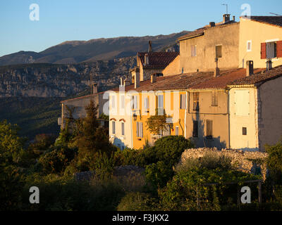 Abendlicht am alten Häuser im Dorf Aiguines, Var, Provence, in Südfrankreich. Die Berge hinter der Verdon-Schlucht. Stockfoto