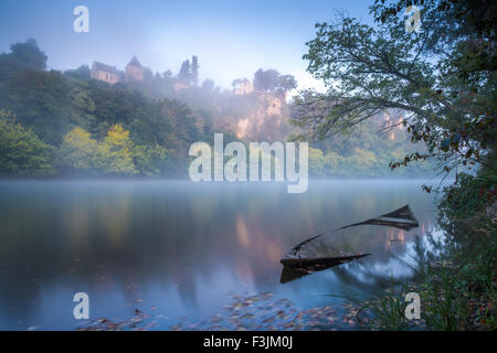 Halb versunkenen Boot auf der Dordogne Frankreich bei Sonnenaufgang Stockfoto