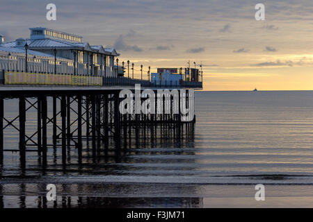 Paignton Sonnenaufgang und Pier, Paignton, Großbritannien, Hafen, Küste, Freizeit, Meer, Süden, Urlaub, Sonne, Sommer, traditionell, Wolken, um Stockfoto