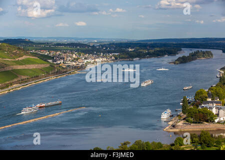 Fluss Kreuzfahrt Boote, Frachtschiffe, Upper middle Rhine Valley, Deutschland, Fähre am Rhein Stockfoto