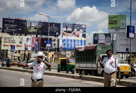 Bangalore, Indien. 6. Oktober 2015. Plakatwerbung auf Straßen in Bangalore, Indien, 6. Oktober 2015. Foto: Kay Nietfeld/Dpa/Alamy Live News Stockfoto