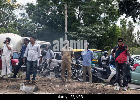 Bangalore, Indien. 6. Oktober 2015. Fußgänger auf den Straßen von Bangalore, Indien, 6. Oktober 2015. Foto: Kay Nietfeld/Dpa/Alamy Live News Stockfoto