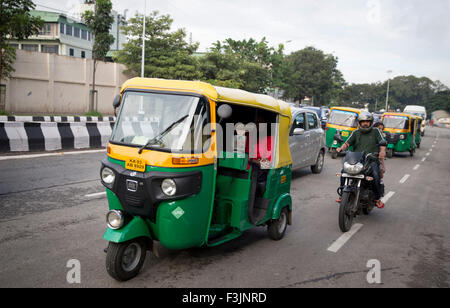 Bangalore, Indien. 6. Oktober 2015. Motorräder und Rikschas finden ihren Weg durch die Straßen von Bangalore, Indien, 6. Oktober 2015. Foto: Kay Nietfeld/Dpa/Alamy Live News Stockfoto