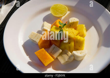 Papaya in Platte am Frühstückstisch im Terekhol Fort; Vengurla; Sindhudurgh; Maharashtra; Indien Stockfoto