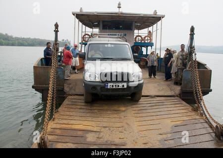 Großes Boot mit Fahrzeug über das Meer in Terekhol Fort; Vengurla; Sindhudurgh; Maharashtra; Indien Stockfoto