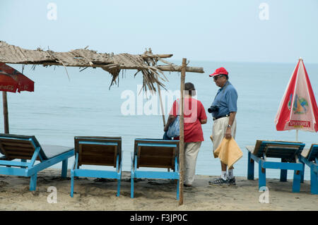 paar am Strand von Sagareshwar Sindhudurgh; Maharashtra; Indien Stockfoto