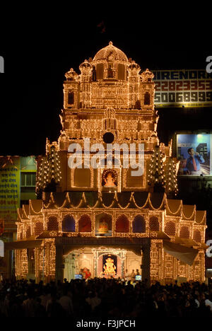 beleuchtete Dekoration Lord Ganesh Replica Khandoba Tempel Jejuri Ganapati Festival Dagduseth Jat Pune Maharashtra, Indien Stockfoto