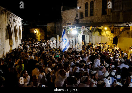 ISRAEL - JERUSALEM 05. Oktober: Hunderte von religiösen Juden in Israel marschierte auf der Website der Morde an Rabbiner Nehemia Lavi und Aharon Banita Bennett, die bei einem Messer-Angriff durch ein Palästinenser am vergangenen Samstag in der Altstadt von Jerusalem am 5. Oktober 2015 ermordet wurden. Die Demonstranten tanzten ihren Weg durch die Straßen von muslimischen Viertel in der Altstadt dann hielten wir an Hagai Straße, die Website der Morde, und es begann zu singen lauter und die Erhöhung ihrer Feierlichkeiten. Stockfoto