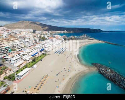 Schöne Antenne gedreht über Los Cristianos Strand (Playa de Las Amerika), Kanarische Insel Teneriffa, Spanien Stockfoto