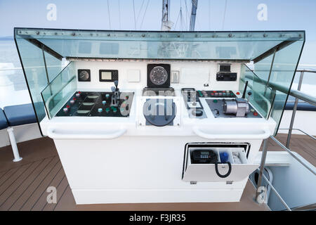 Externe zusätzliche Bedienfeld des modernen Segelschiff. Vorderansicht Stockfoto