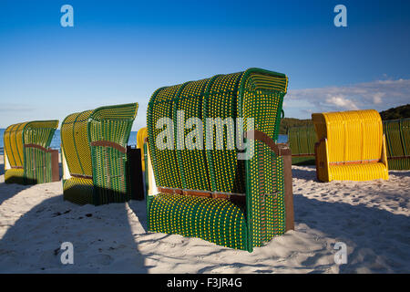 Typischen Strandkörbe am Strand in Insel Rügen, Deutschland Stockfoto