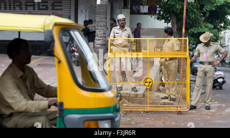 Bangalore, Indien. 6. Oktober 2015. Polizisten auf den Straßen von Bangalore, Indien, 6. Oktober 2015. Foto: Kay Nietfeld/Dpa/Alamy Live News Stockfoto