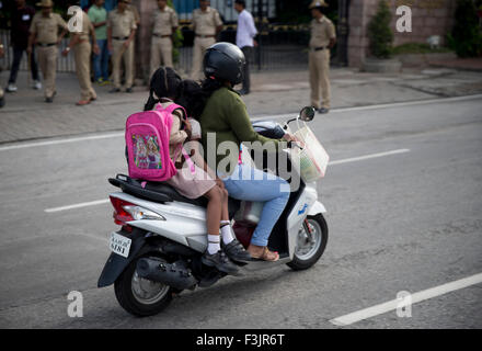 Bangalore, Indien. 6. Oktober 2015. Eine Frau mit ihren beiden Kindern reitet ihrem Motor-Roller auf den Straßen von Bangalore, Indien, 6. Oktober 2015. Foto: Kay Nietfeld/Dpa/Alamy Live News Stockfoto