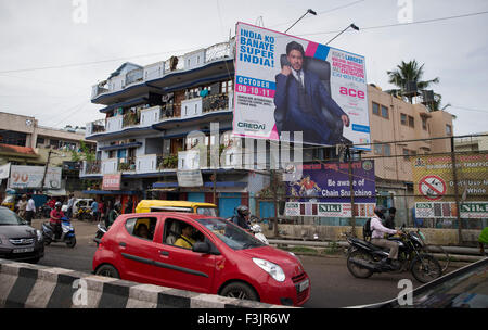 Bangalore, Indien. 6. Oktober 2015. Plakatwerbung auf Straßen in Bangalore, Indien, 6. Oktober 2015. Foto: Kay Nietfeld/Dpa/Alamy Live News Stockfoto