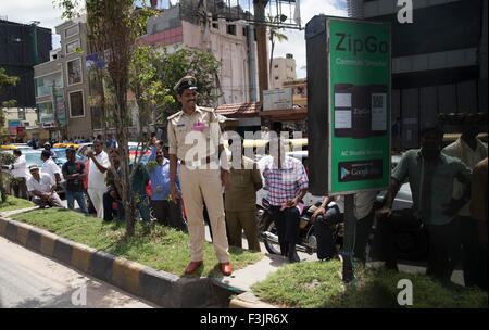 Bangalore, Indien. 6. Oktober 2015. Fußgänger auf den Straßen von Bangalore, Indien, 6. Oktober 2015. Foto: Kay Nietfeld/Dpa/Alamy Live News Stockfoto