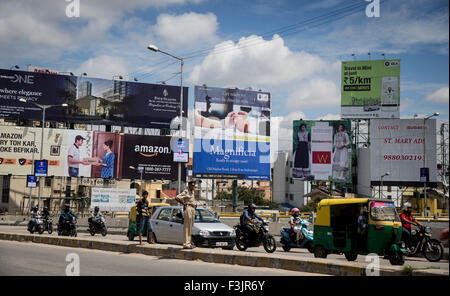 Bangalore, Indien. 6. Oktober 2015. Plakatwerbung auf Straßen in Bangalore, Indien, 6. Oktober 2015. Foto: Kay Nietfeld/Dpa/Alamy Live News Stockfoto