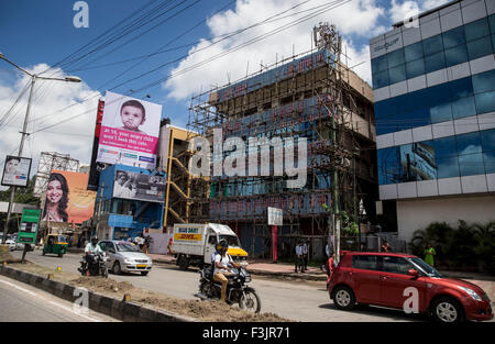 Bangalore, Indien. 6. Oktober 2015. Plakatwerbung auf Straßen in Bangalore, Indien, 6. Oktober 2015. Foto: Kay Nietfeld/Dpa/Alamy Live News Stockfoto