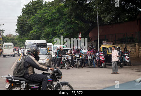 Bangalore, Indien. 6. Oktober 2015. Motorradfahrer warten neben Autos auf einer Straße in Bangalore, Indien, 6. Oktober 2015. Foto: Kay Nietfeld/Dpa/Alamy Live News Stockfoto