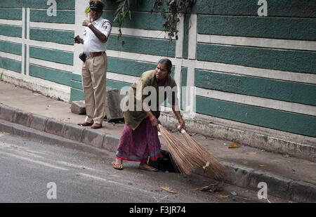 Bangalore, Indien. 6. Oktober 2015. Eine Frau fegt die Straßen von Bangalore, Indien, 6. Oktober 2015. Foto: Kay Nietfeld/Dpa/Alamy Live News Stockfoto