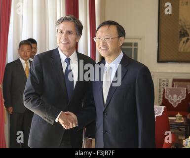 Peking, China. 8. Oktober 2015. Chinese State Councilor Yang Jiechi (R) schüttelt Hände mit US Deputy Secretary Of State Antony Blinken bei ihrem Treffen in Peking, Hauptstadt von China, 8. Oktober 2015. Bildnachweis: Ding Lin/Xinhua/Alamy Live-Nachrichten Stockfoto