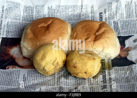 Vada Pav; Maharashtrian Lebensmittel aus Kartoffeln und Brot hergestellt; Mumbai Bombay; Maharashtra; Indien Stockfoto