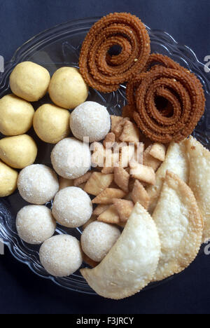 Besan Ladoo Rava Ladoo Karanji Shankarpali Bhajani Chakli hausgemachte Maharashtrian Essen Diwali Deepavali Festival Mumbai Maharashtra, Indien Stockfoto