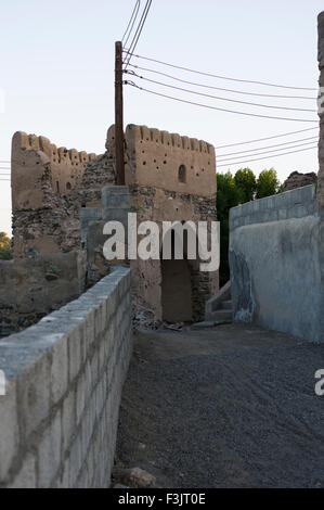 Verzierten alten Adobe Festung Gateway in einer Stadt in das Sultanat Oman, eine sichere, freundliche Golfstaat Urlaubsziel Stockfoto